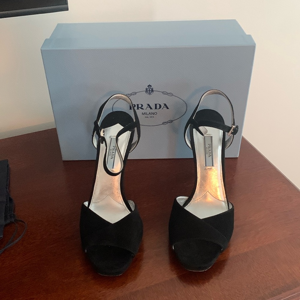 Authentic Womens gently worn Prada heels size 38/ 8 B